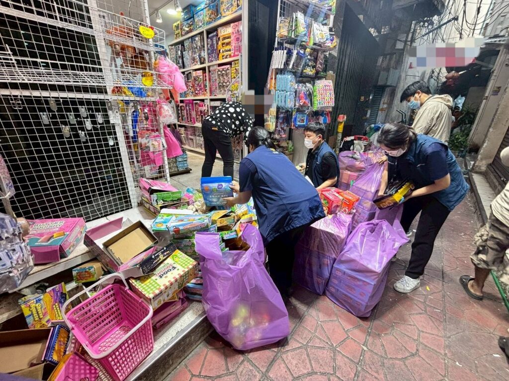 สมอ. ปูพรมตรวจตลาดสำเพ็ง ยึด “สกุชชี่” ไร้ มอก. กว่า 1.9 หมื่นชิ้น เตือนภัยเงียบแฝงสารก่อมะเร็งและโลหะหนัก พร้อมดำเนินคดีขั้นเด็ดขาดกับผู้ประกอบการที่ฝ่าฝืนกฎหมาย